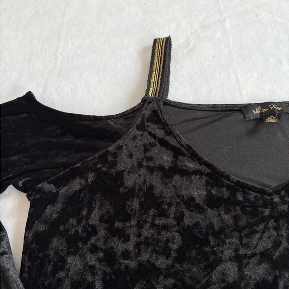 Melissa Paige Black Velvet Cold Shoulder Top - Size L - Picture 2 of 5